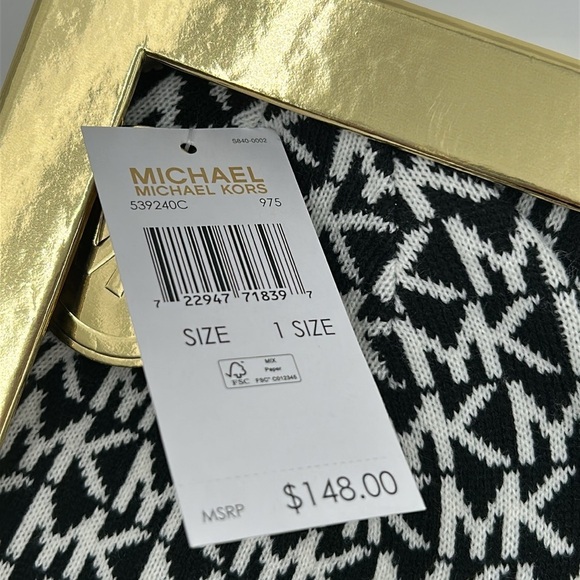 2209- MICHAEL Michael Kors Hat, Scarf And Gloves Women’s Set NWT - Picture 5 of 5